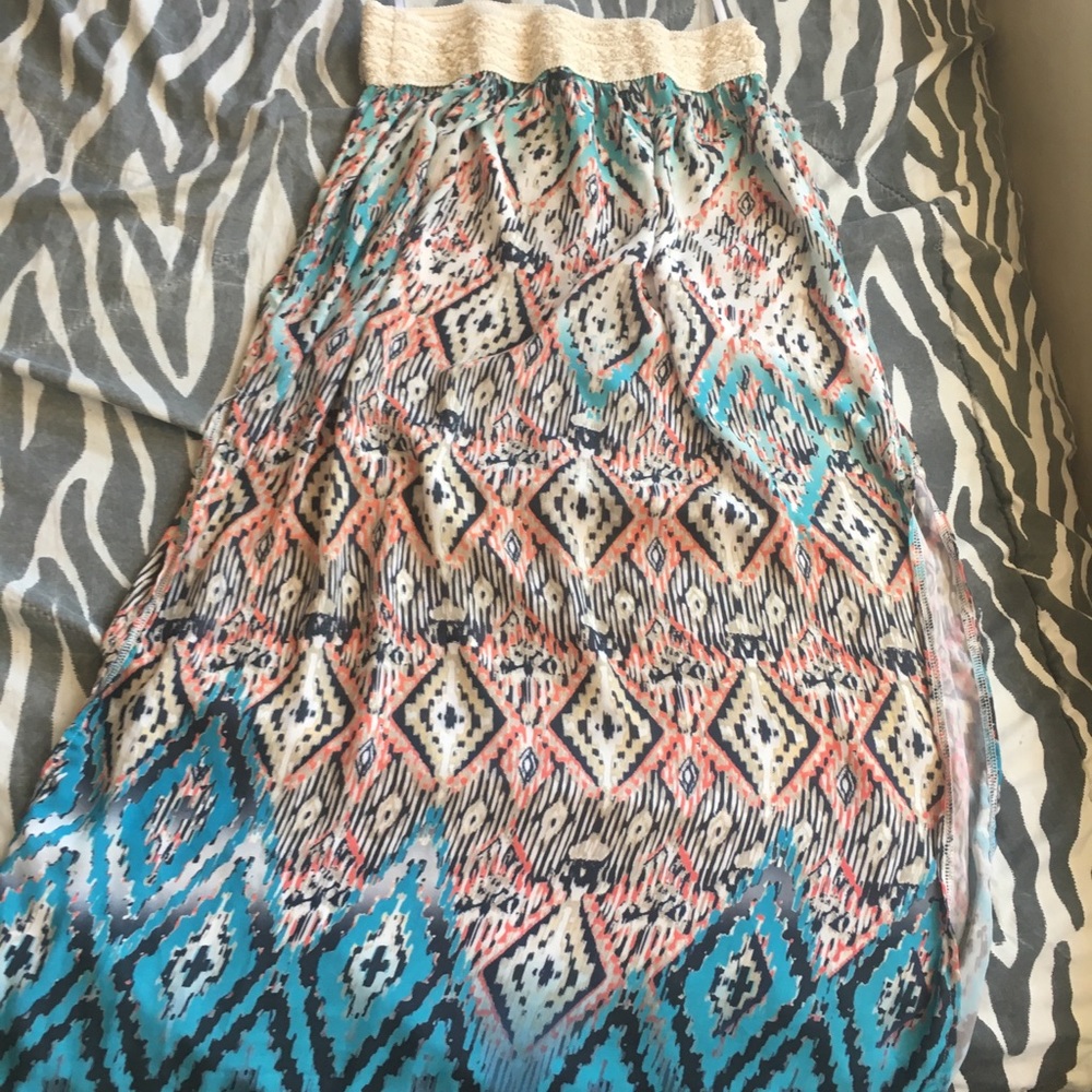 Skirt with slit on both sides